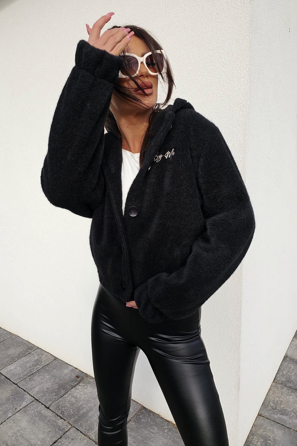 Giacca corta stile bomber in pile bouclé con cappuccio e tasche laterali, moda-mania, giacche e cappotti.