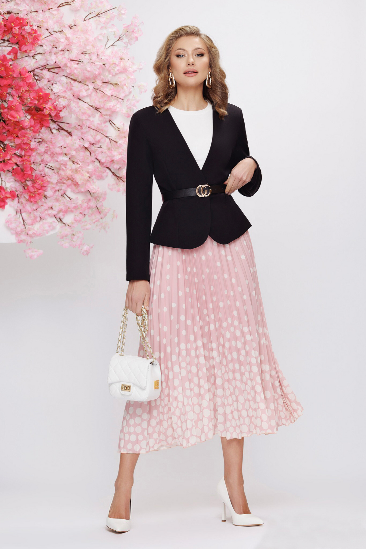 Giacca da tailleur nera Fofy, modello classico a maniche lunghe, elegante e adatta a look formali.