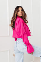 Giacca da tailleur fucsia casual ed elegante, corta in vita con due bottoni dorati e polsini con stringhe decorative.