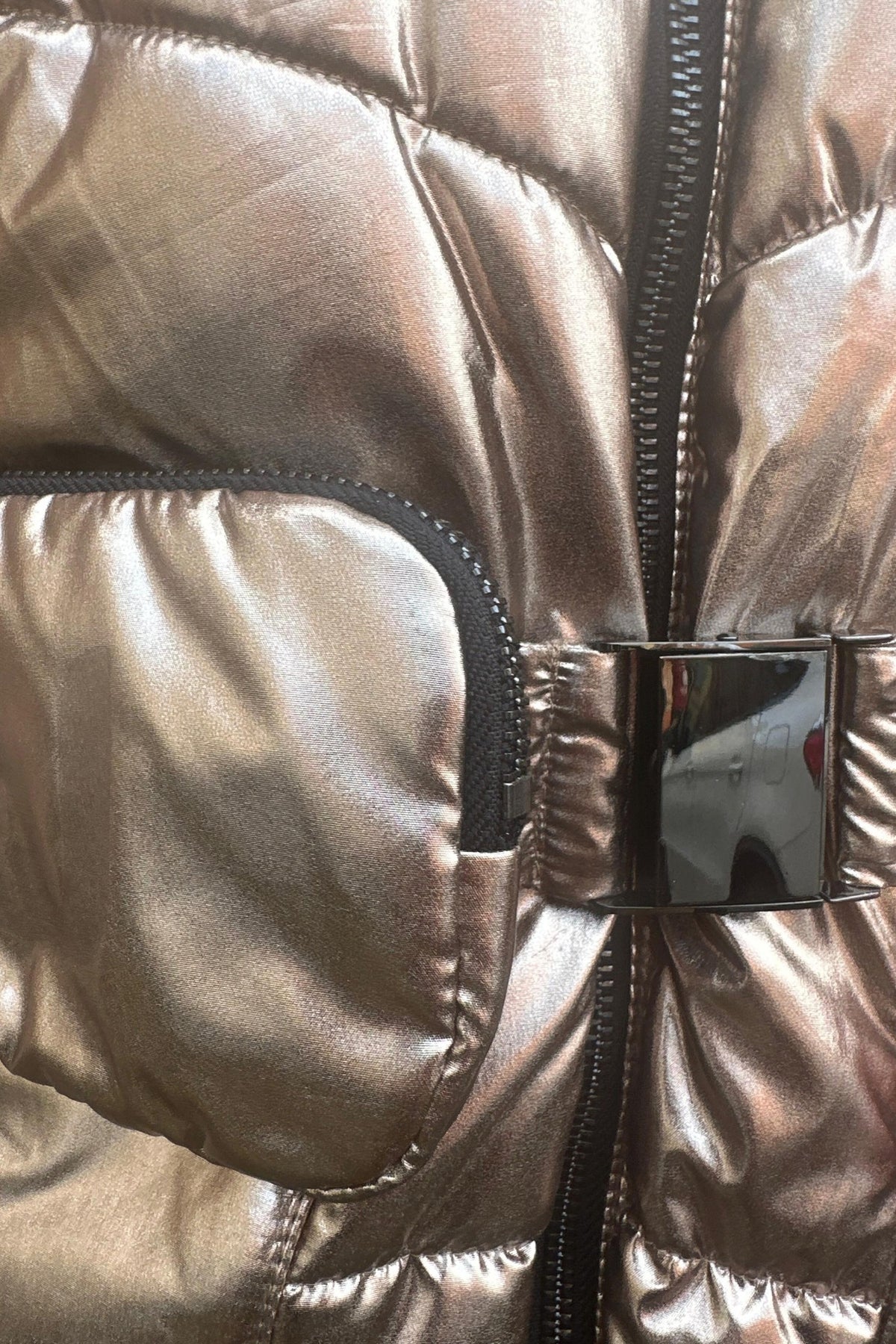 Giacca invernale Denny Rose bronzo laminato con cappuccio, cintura e dettaglio portafoglio, stile elegante e moderno.