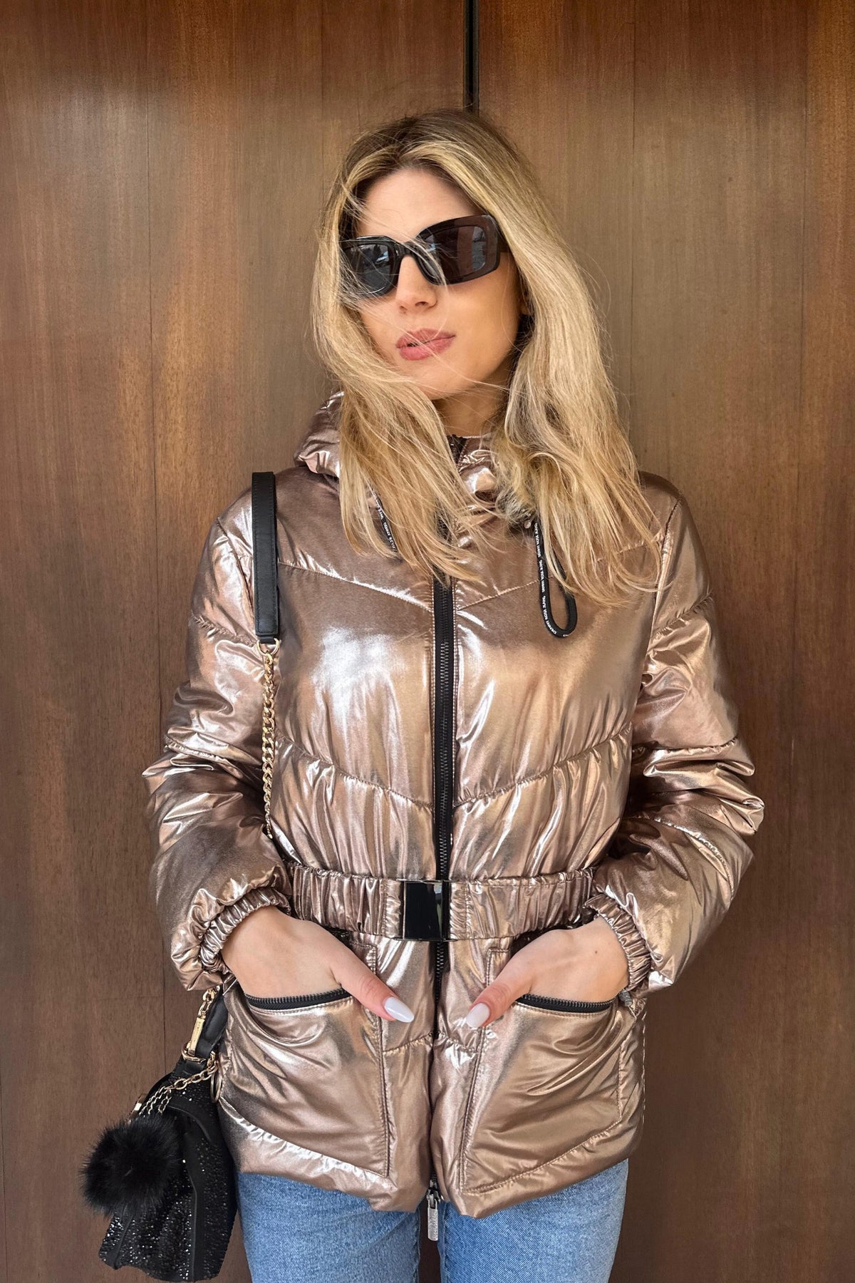 Giacca invernale Denny Rose bronzo laminato con cappuccio e cintura, dettaglio portafoglio in stile elegante, Moda-Mania