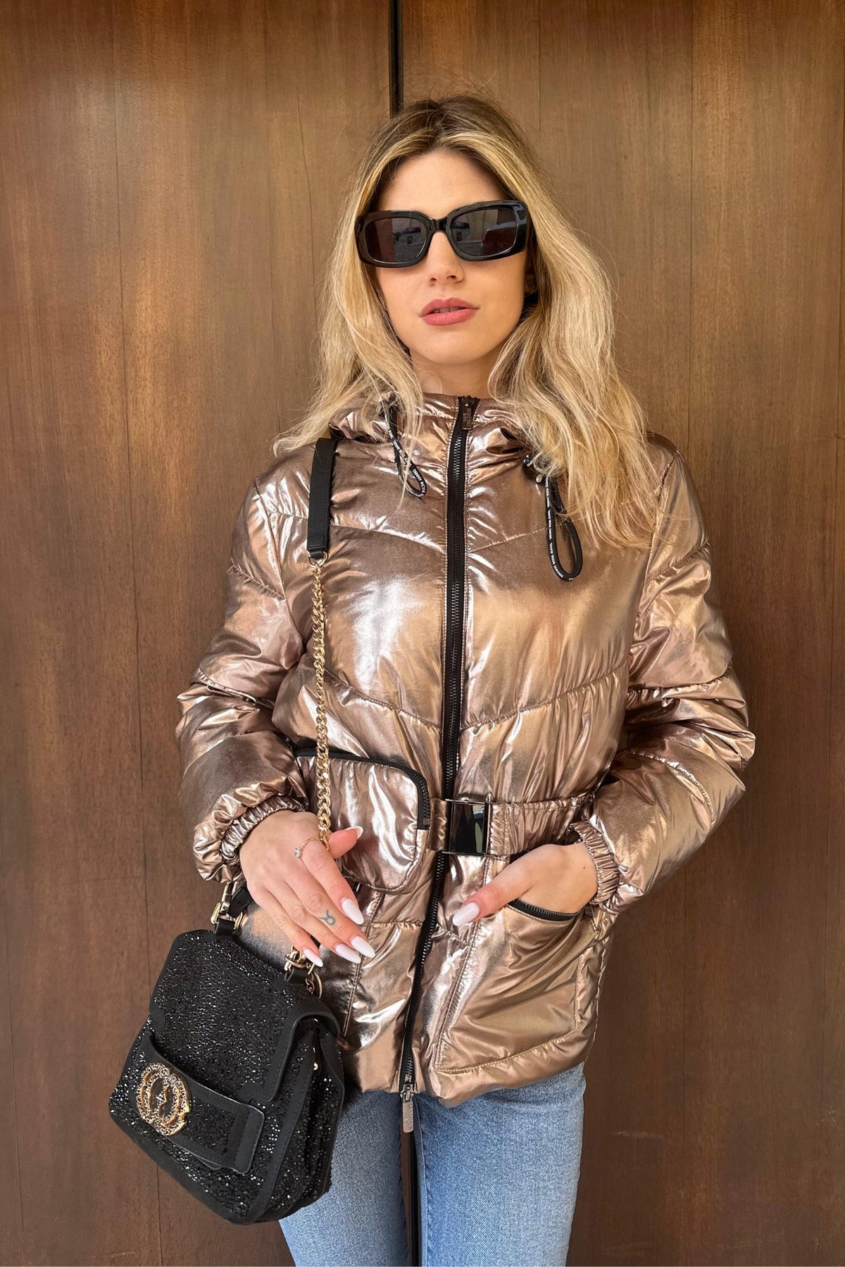 Giacca invernale Denny Rose bronzo laminato con cappuccio e cintura, dettaglio portafoglio, in stile moda-mania.