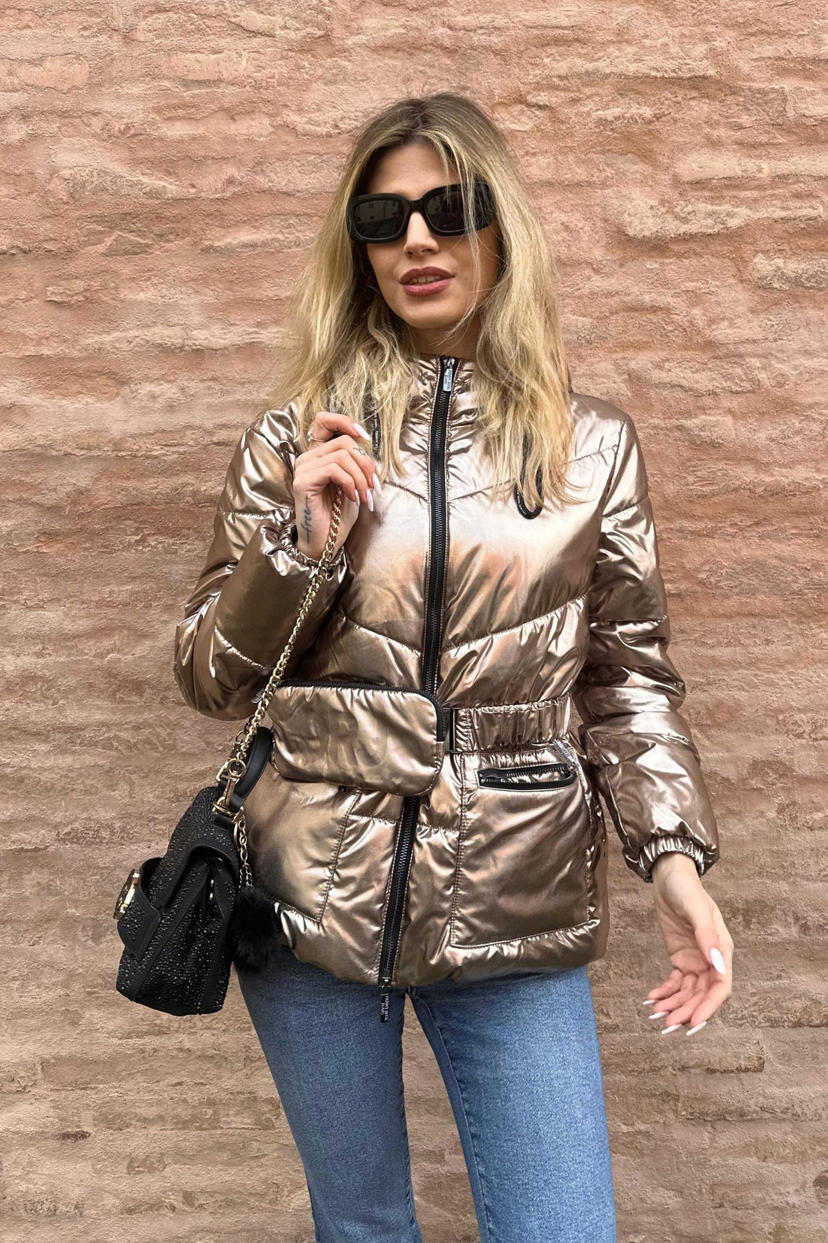 Giacca invernale Denny Rose bronzo laminato con cappuccio, cintura e portafoglio integrato, stile elegante e moderno.