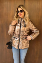 Giacca invernale Denny Rose bronzo laminato con cappuccio, cintura e portafoglio, elegante e riflettente in tessuto lucido.