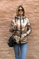 Giacca invernale Denny Rose bronzo laminato con cappuccio, cintura e portafoglio, stile elegante e pratico, per la stagione fredda.