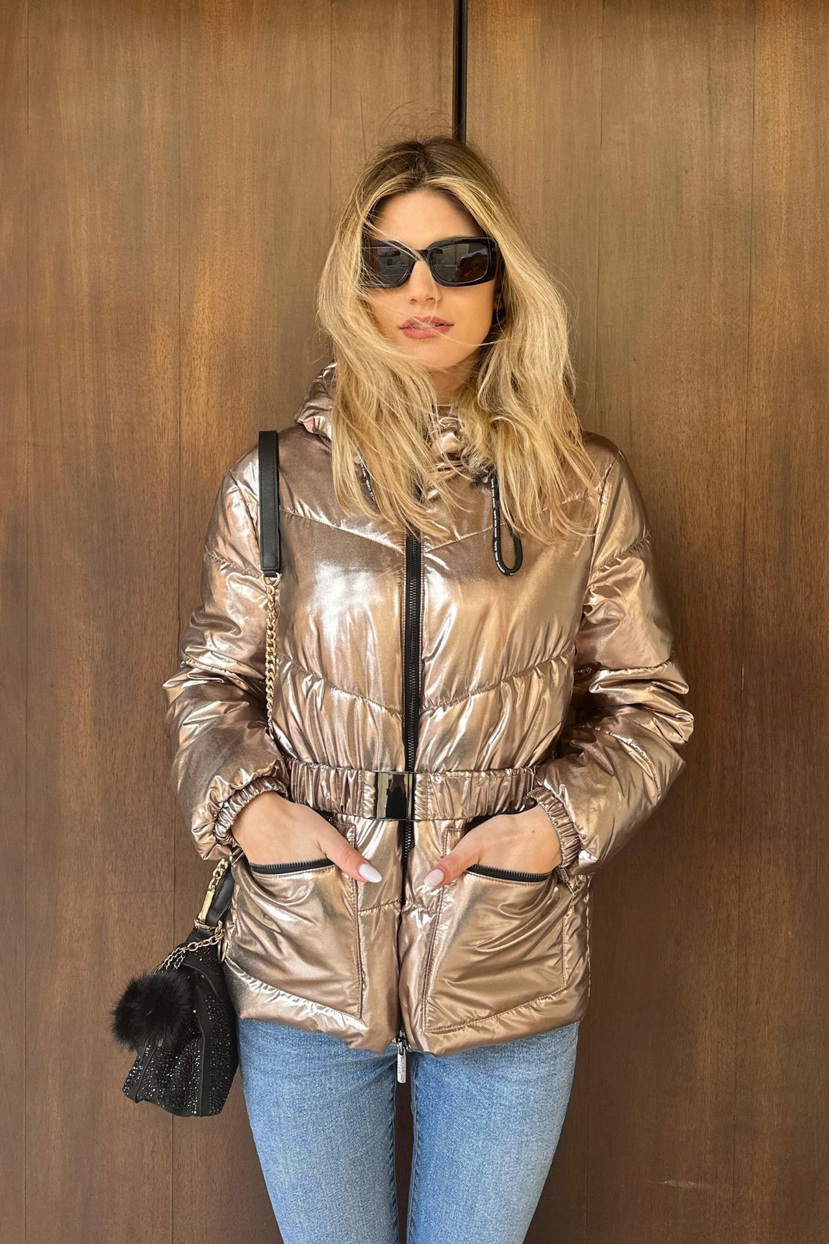 Giacca invernale Denny Rose bronzo laminato con cappuccio, cintura e portafoglio, giacca e cappotto moda invernale.