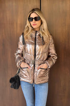 Giacca invernale Denny Rose bronzo laminato con cappuccio, cintura e portafoglio, ideale per look eleganti e caldi.