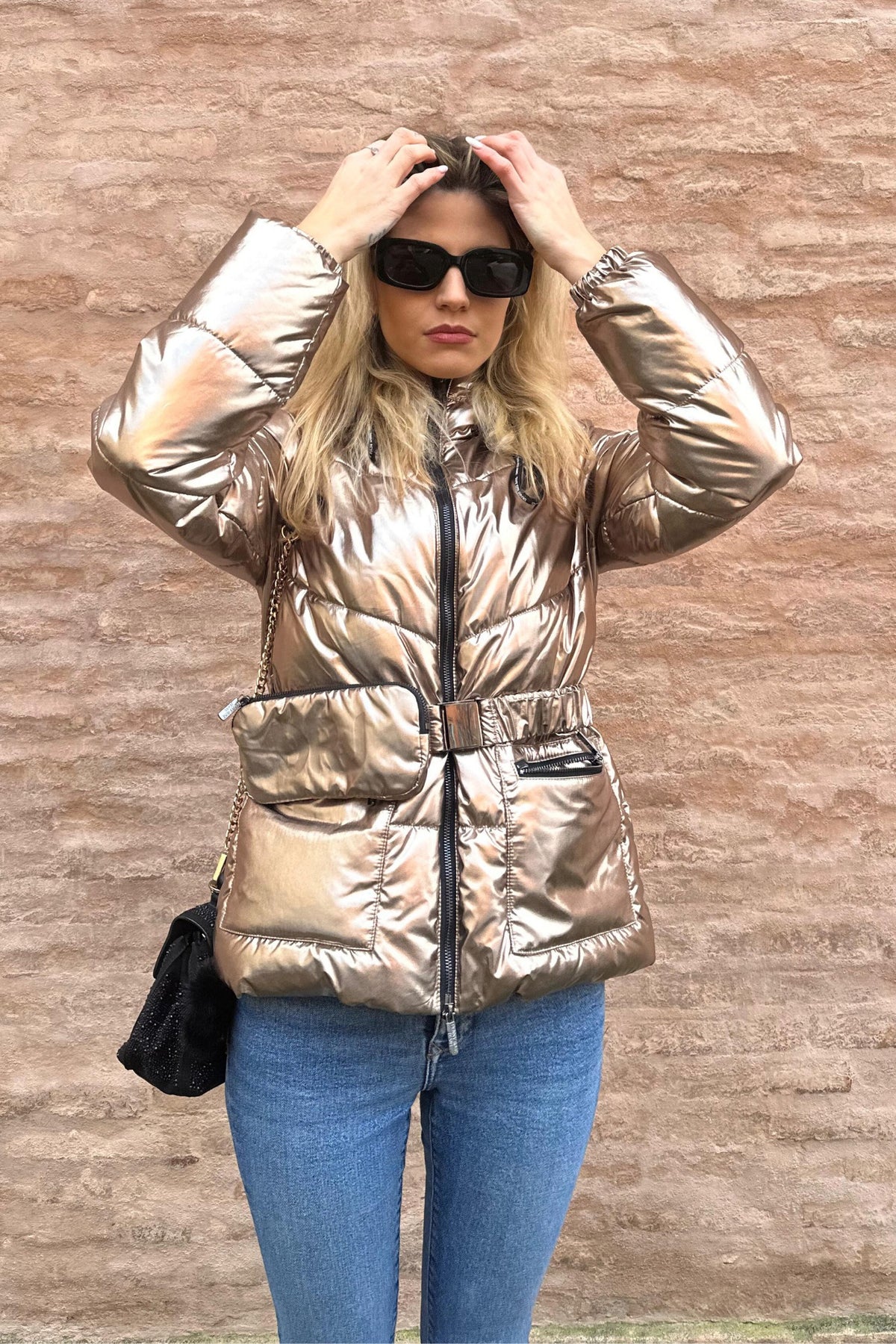 Giacca invernale Denny Rose bronzo laminato con cappuccio, cintura e portafoglio, giacche e cappotti Moda-Mania.