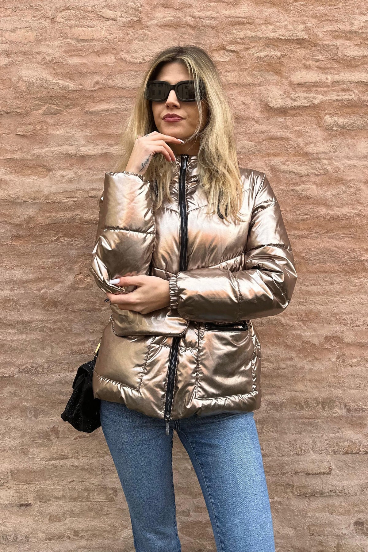 Giacca invernale Denny Rose bronzo laminato con cappuccio, cintura e portafoglio, stile elegante e moderno, per look sofisticato.