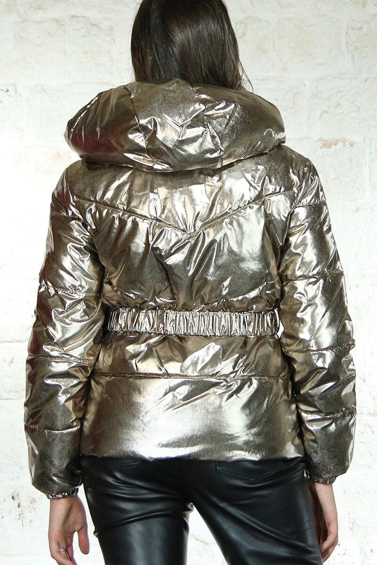 Giacca invernale Denny Rose bronzo laminato con cappuccio, cintura e dettaglio portafoglio, giacca moda donna.