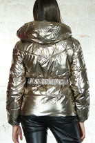 Giacca invernale Denny Rose bronzo laminato con cappuccio, cintura e dettaglio portafoglio, giacca moda donna.