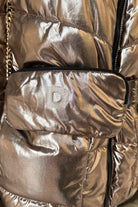 Giacca invernale Denny Rose bronzo laminato con cappuccio, cintura e dettagli in stile elegante e alla moda.