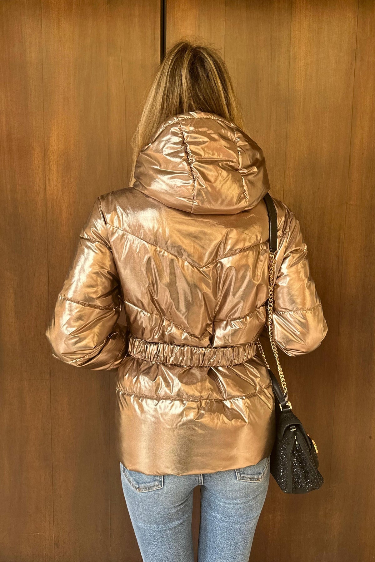 Giacca invernale Denny Rose bronzo laminato con cappuccio, cintura e portafoglio, ideale per look eleganti e alla moda invernale.