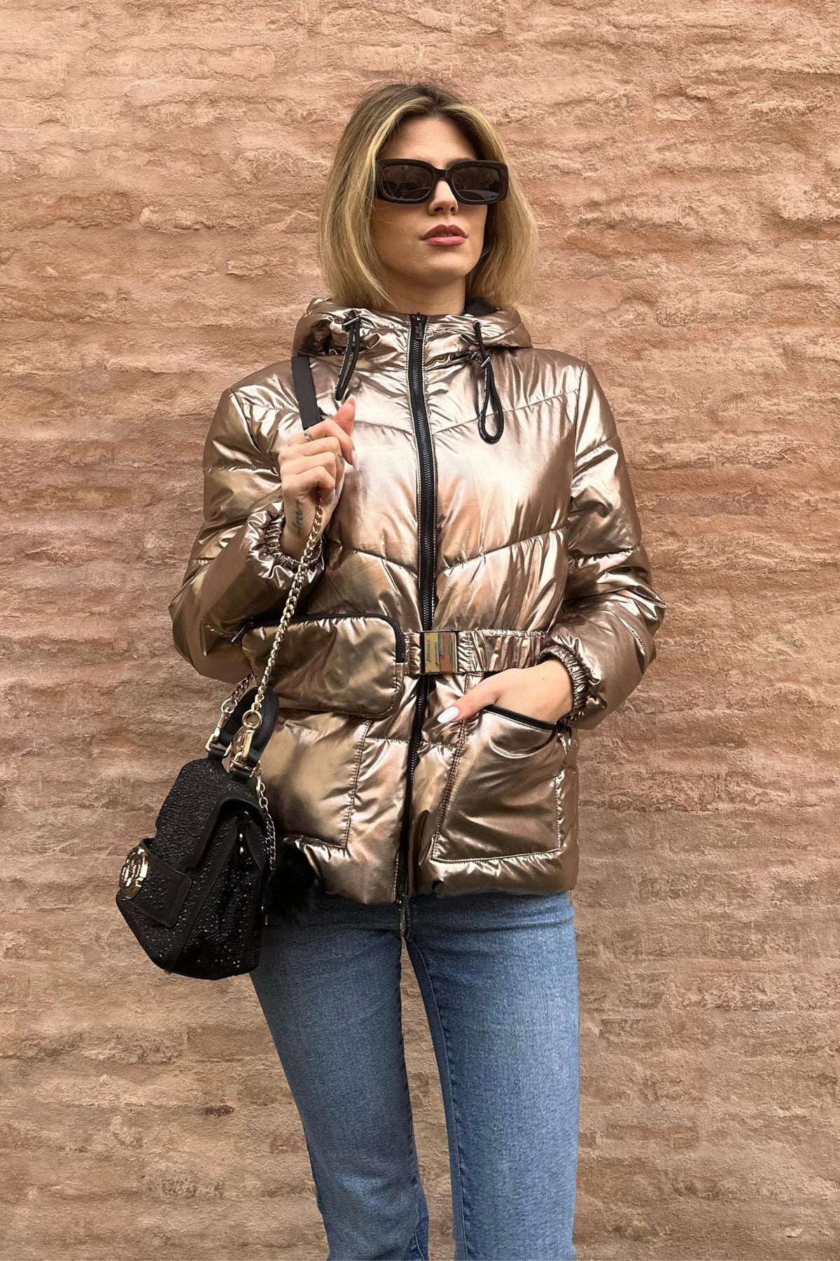 Giacca invernale Denny Rose bronzo laminato con cappuccio, cintura e portafoglio, giacche e cappotti moda-mania.