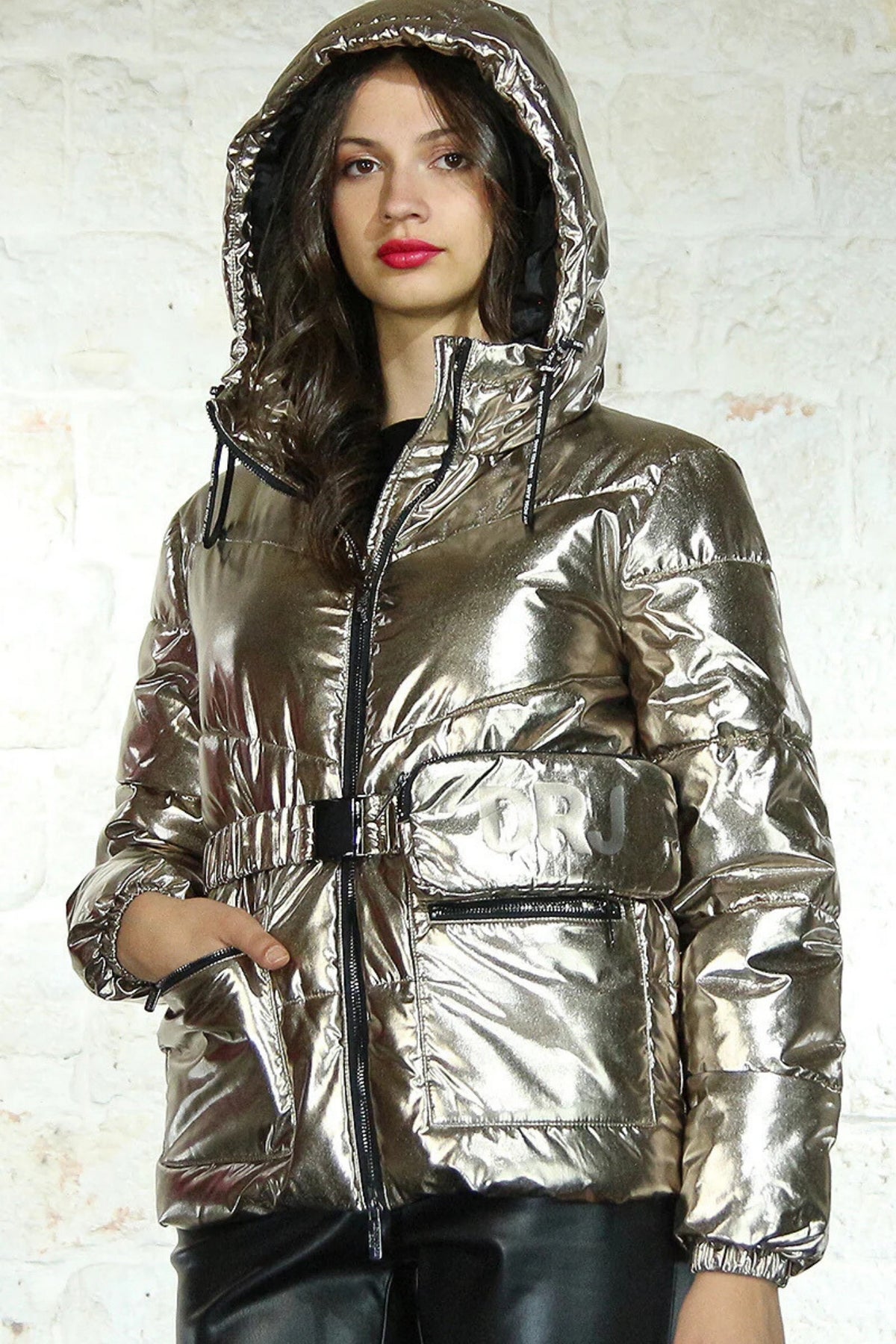 Giacca invernale Denny Rose bronzo laminato con cappuccio, cintura e portafoglio, giacche e cappotti Moda-Mania, stile elegante e caldo