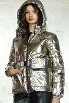 Giacca invernale Denny Rose bronzo laminato con cappuccio, cintura e portafoglio, giacche e cappotti Moda-Mania, stile elegante e caldo