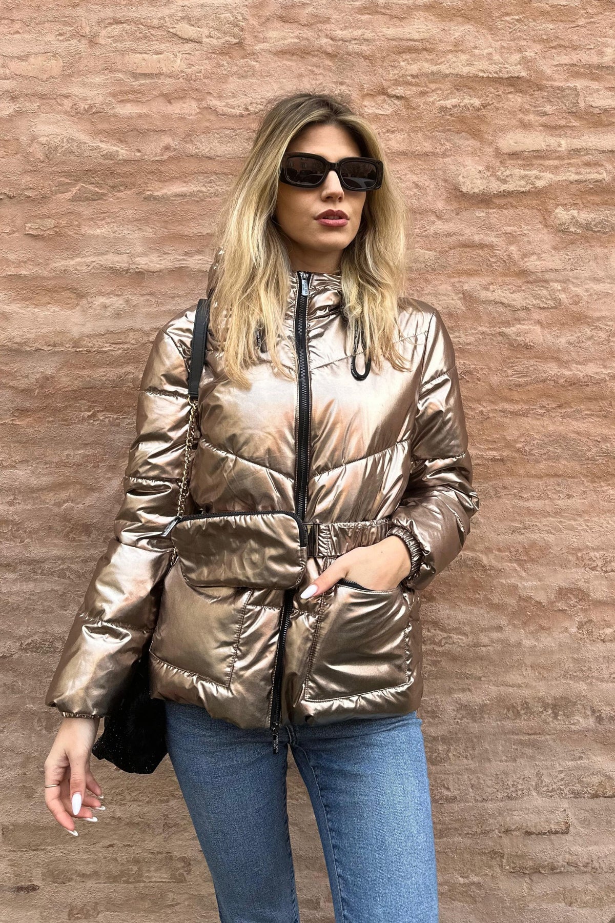 Giacca invernale Denny Rose bronzo laminato con cappuccio, cintura e dettagli di portafoglio, stile elegante e protettivo.