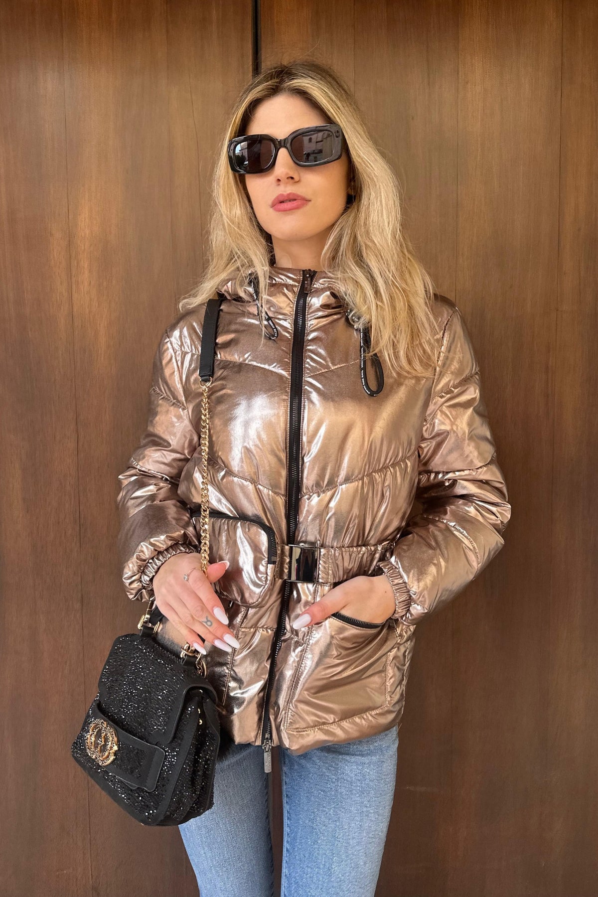 Giacca invernale Denny Rose bronzo laminato con cappuccio e cintura, dettaglio portafoglio, moda-mania, giacche e cappotti.