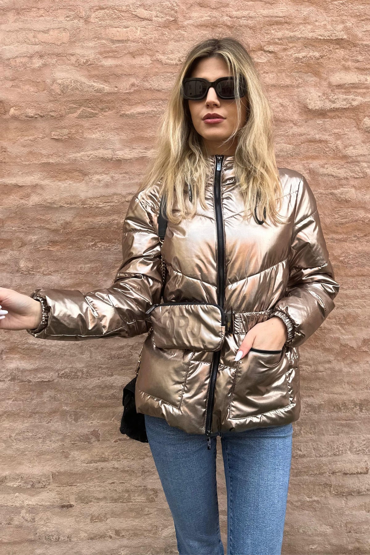 Giacca invernale Denny Rose bronzo laminato con cappuccio, cintura e portafoglio, in tessuto lucido e elegante.