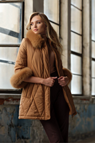 Giaccone invernale dorato cammello Moda-Mania con collo alto, accessoriato con pelo naturale, ideale per l'inverno elegante.