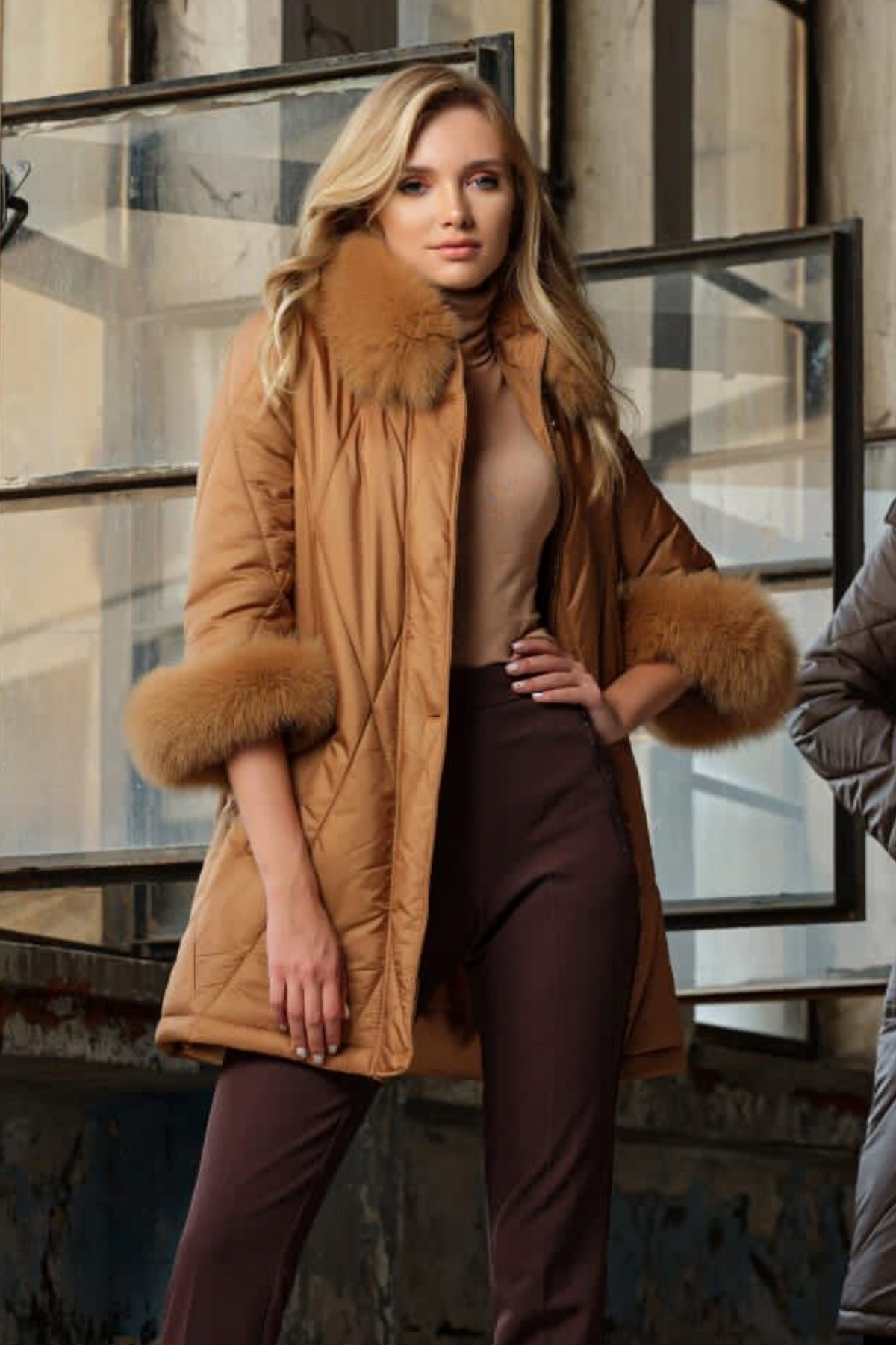 Giaccone invernale dorato cammello con collo alto e dettagli in pelliccia naturale, marca Moda-Mania, stile elegante e caldo