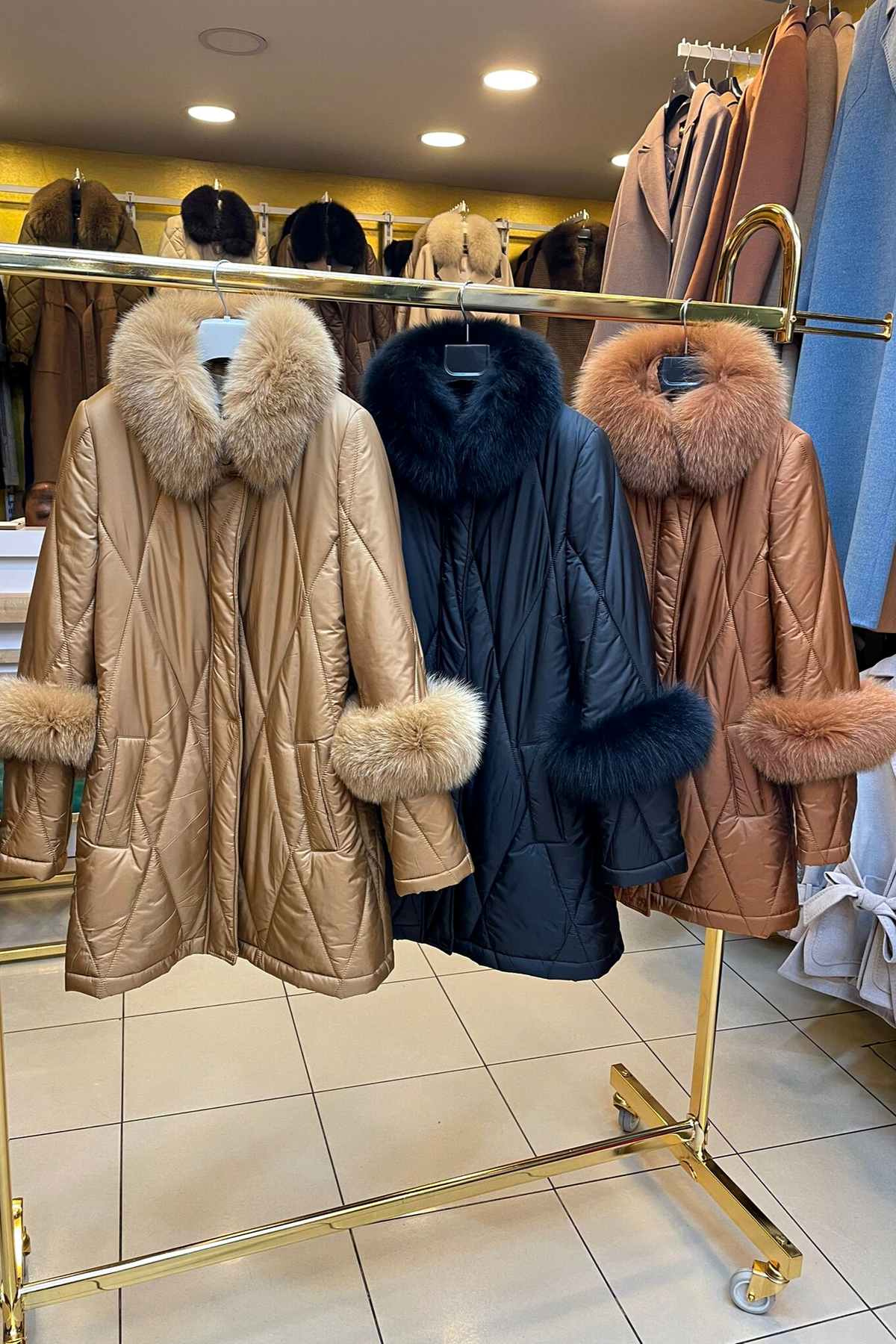 Giacca invernale dorata in cammello di Moda-Mania, collo alto con accessori e pelliccia naturale, stile elegante e caldo.