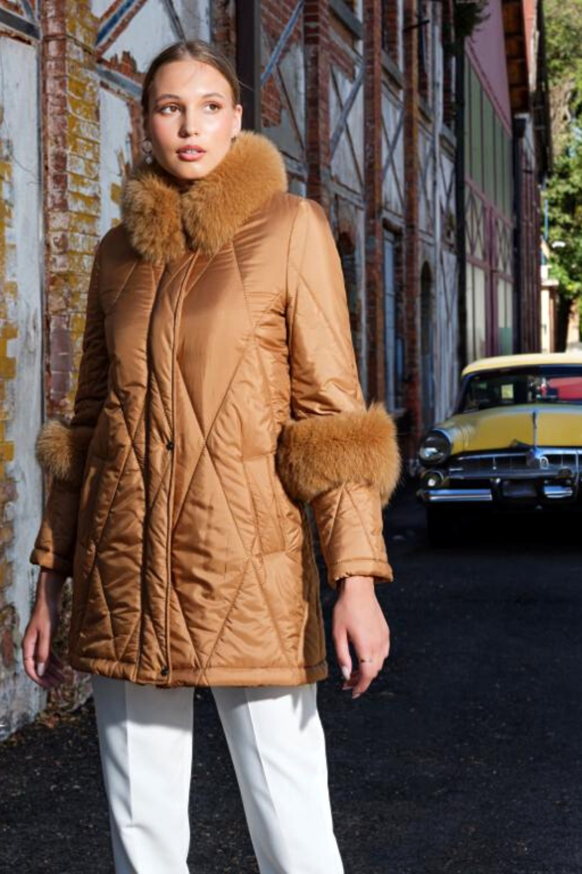Giacca invernale dorata cammello Moda-Mania con collo alto, accessoriata con pelo naturale, ideale per l'inverno elegante.