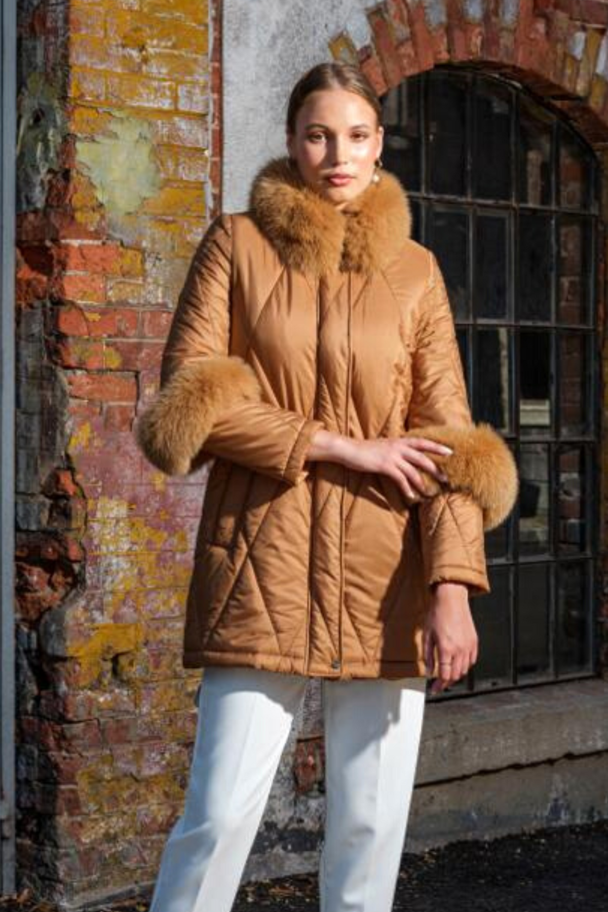 Giacca invernale dorata cammello Moda-Mania con collo alto, accessoriata con pelo naturale, ideale per l'inverno elegante.