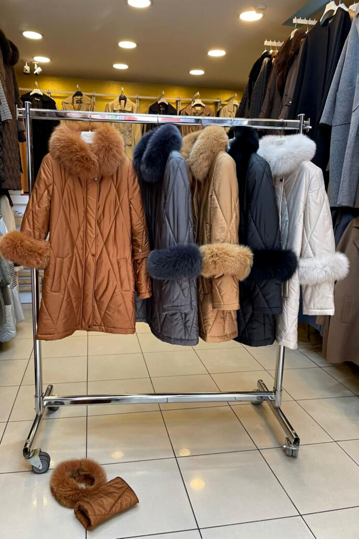 Giacca invernale dorata color cammello di Moda-Mania, collo alto, accessoriata con pelliccia naturale, stile elegante e caldo