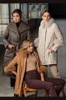Giacca invernale dorata cammello Moda-Mania, collo alto, accessoriata e con pelo naturale, per un look elegante e caldo.