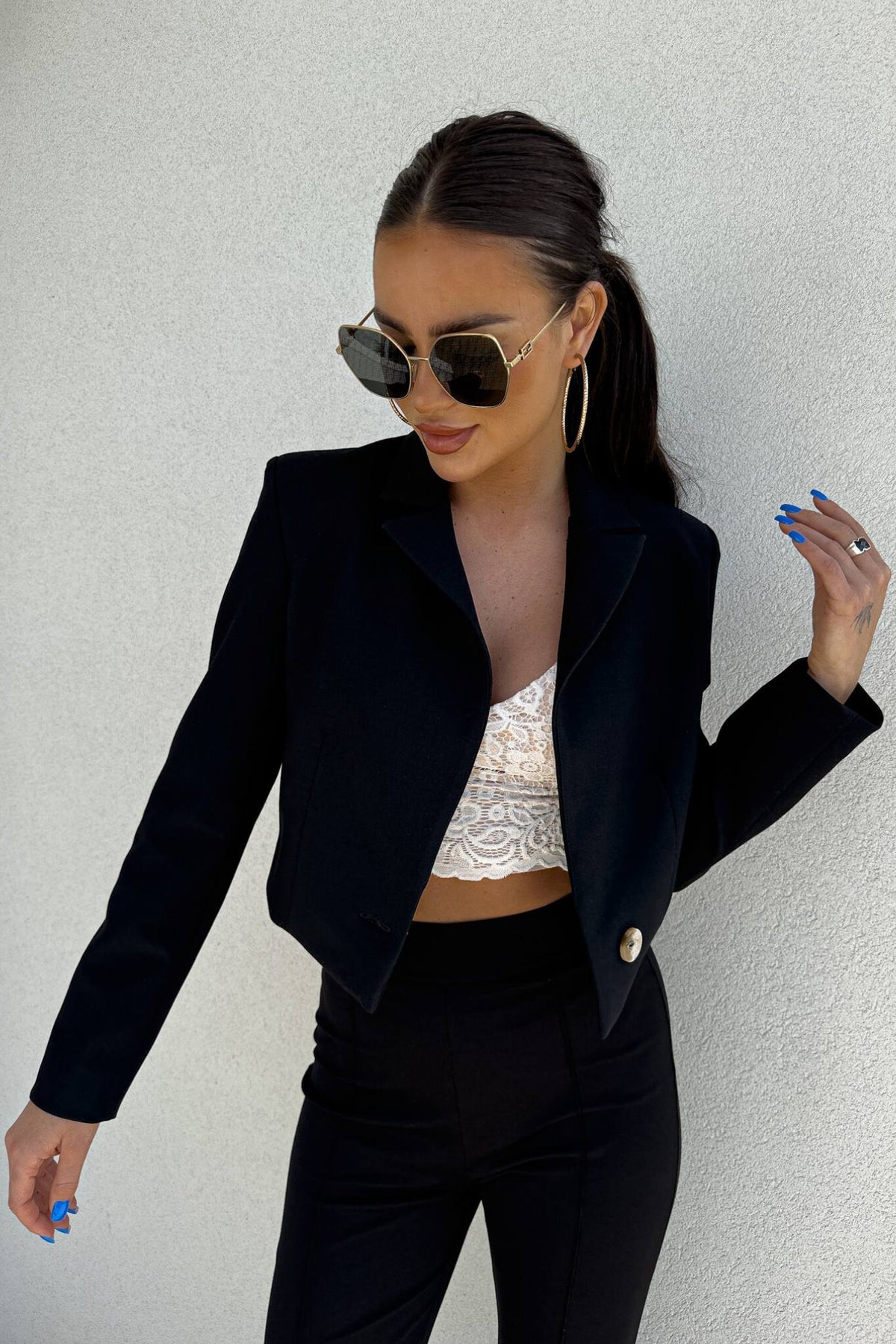 Giacca nera casual elegante in vita, corta, con scollo a V, revers e un bottone, marca Moda-Mania, immagine frontale.