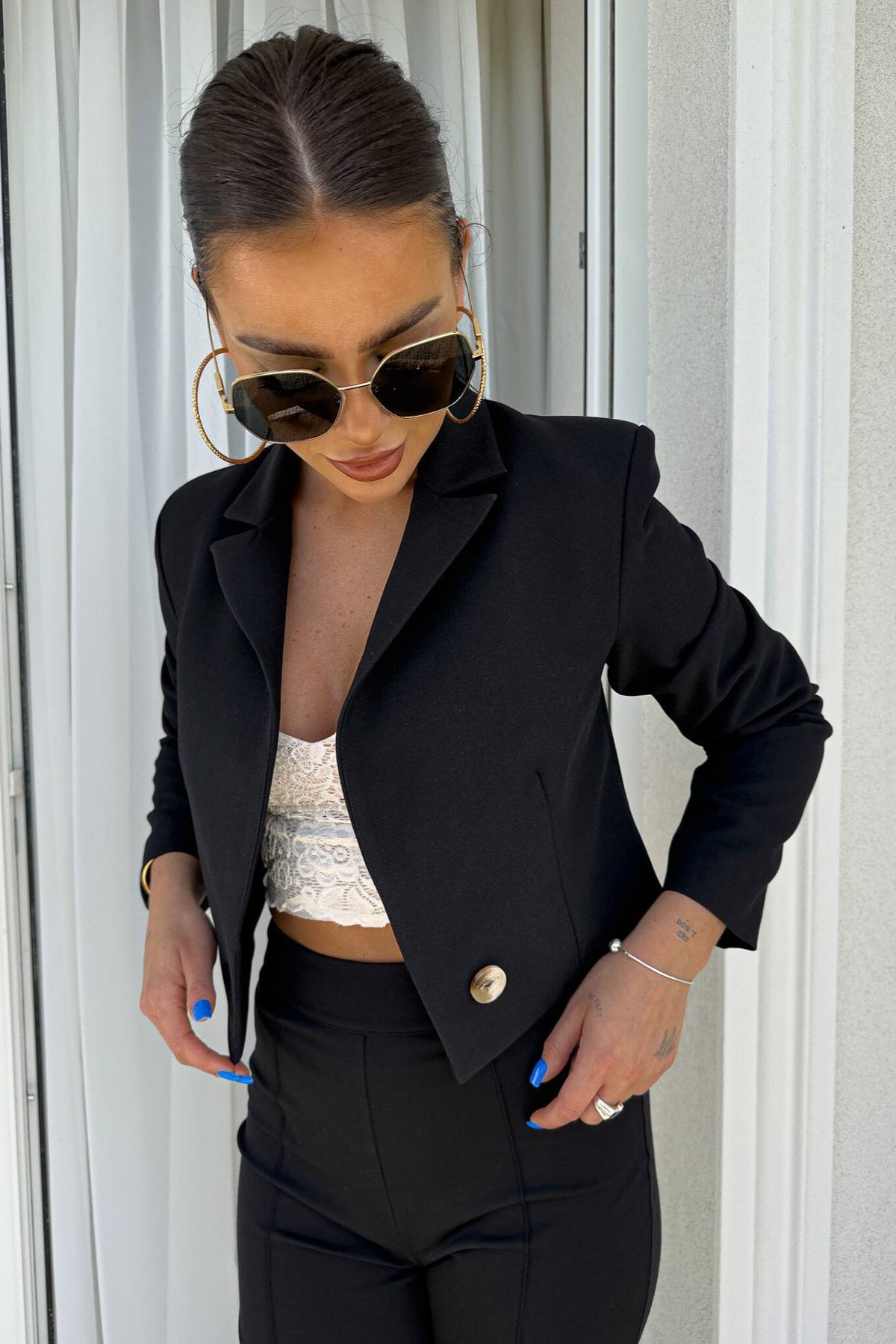 Giacca nera casual elegante corta in vita con un bottone, scollo a V e revers, marca Moda-Mania, vista frontale.