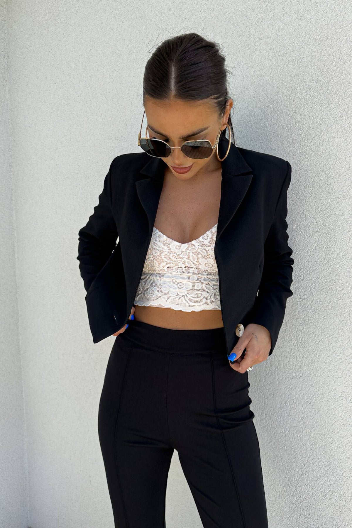Giacca nera casual elegante corta in vita con un bottone, scollo a V e revers, firmata Moda-Mania.