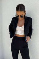 Giacca nera casual elegante corta in vita con un bottone, scollo a V e revers, firmata Moda-Mania.