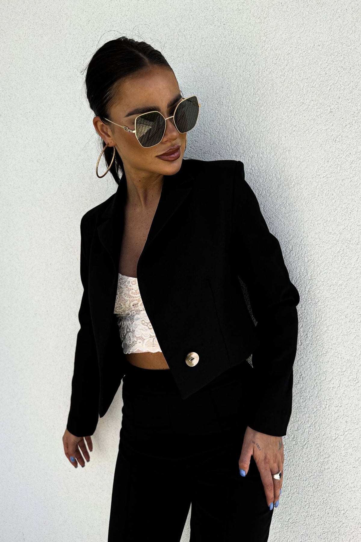 Giacca nera casual elegante corta in vita con un bottone, scollo a V e revers, di Moda-Mania.