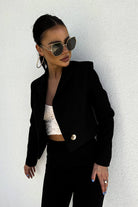 Giacca nera casual elegante corta in vita con un bottone, scollo a V e revers, di Moda-Mania.