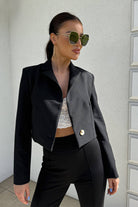 Giacca nera casual elegante corta in vita con un bottone, scollo a V e revers, marca Moda-Mania, immagine frontale.