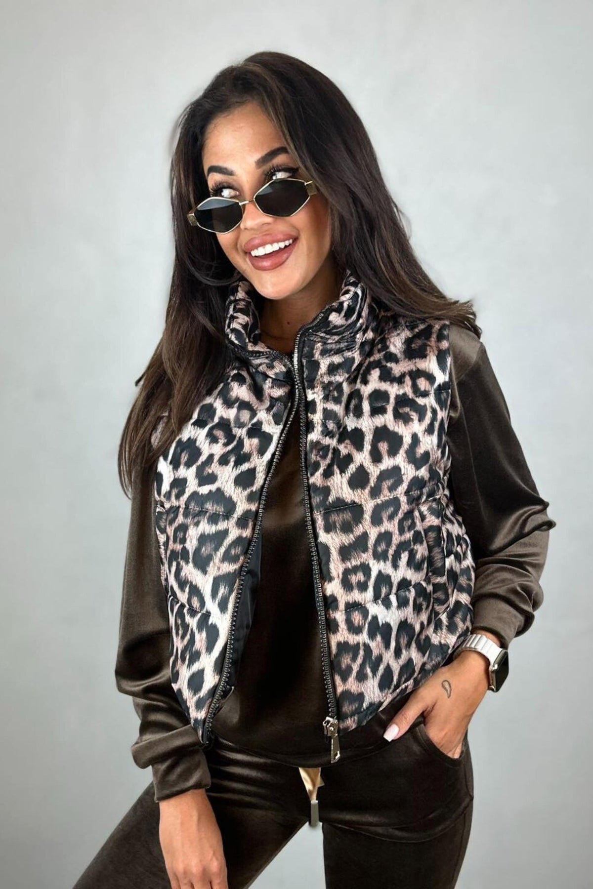 Gilet corto oversize fantasia leopardata Moda Mania con tasche frontali e chiusura con cerniera, giacca leggera e alla moda