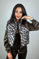 Gilet corto oversize fantasia leopardata con tasche frontali e chiusura con cerniera, giacca Moda Mania in stile casual.