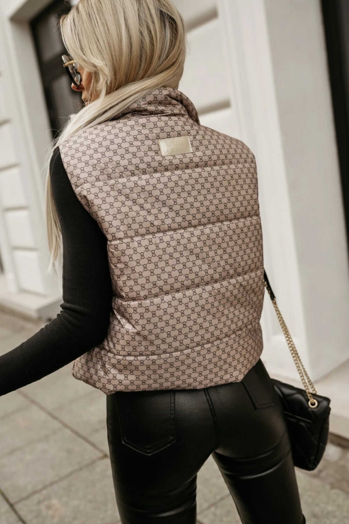 Gilet corto oversize beige fantasia Moda Mania con tasche frontali e chiusura con cerniera zip, giacca di moda.
