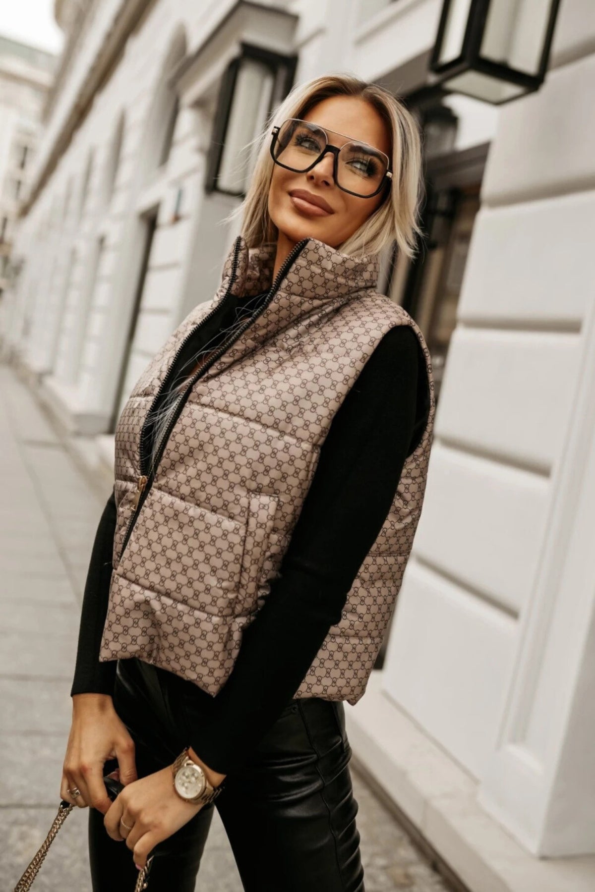Gilet corto oversize beige a fantasia con tasche frontali e chiusura a cerniera, marca Moda Mania, giacche e cappotti.