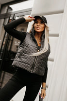 Gilet corto oversize nero grafite con fantasia, tasche laterali e chiusura con cerniera, marchio Moda Mania, abbigliamento giacche e cappotti.