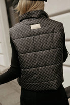 Gilet corto oversize nero grafite con fantasia, tasche laterali e chiusura a cerniera, marca Moda Mania, giacche e cappotti.
