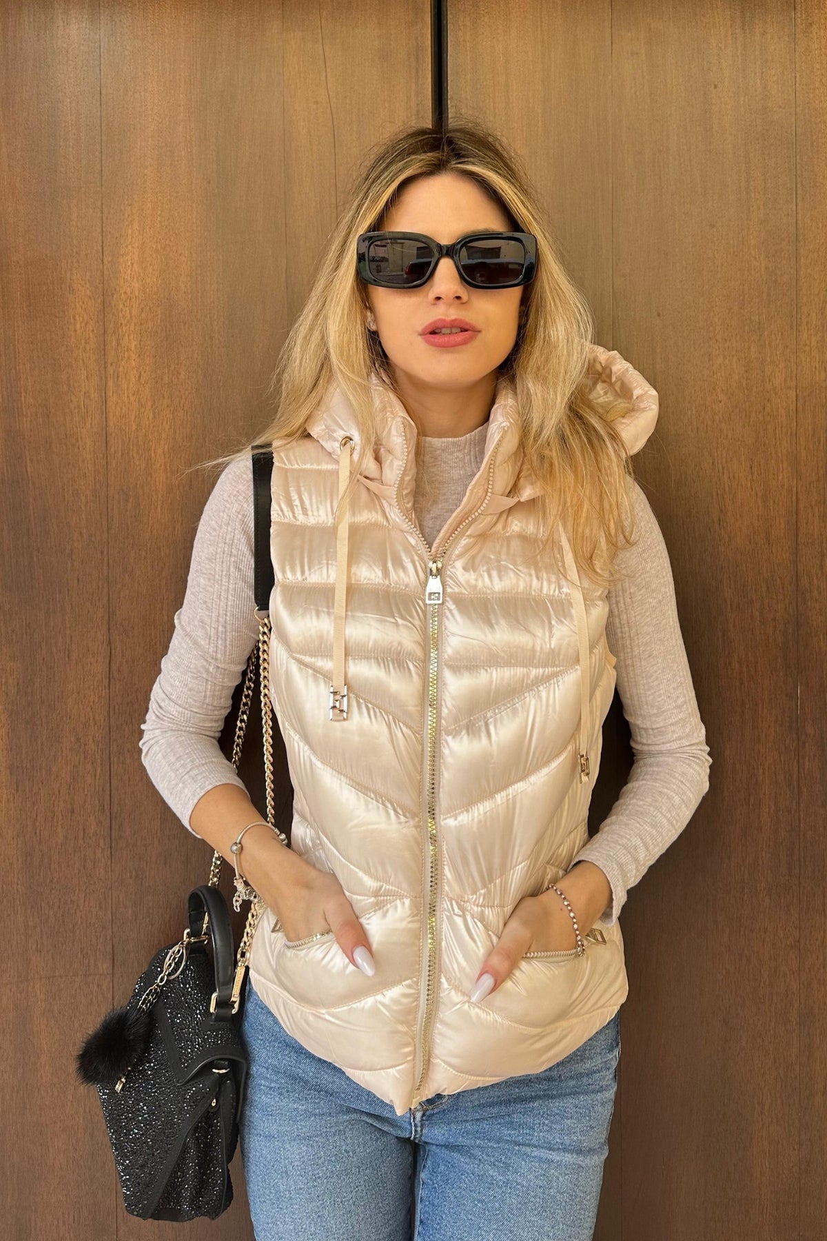 Gilet imbottito Gaudi colore panna in nylon lucido con zip e cappuccio, giacche e cappotti Moda-Mania, dettaglio frontale.