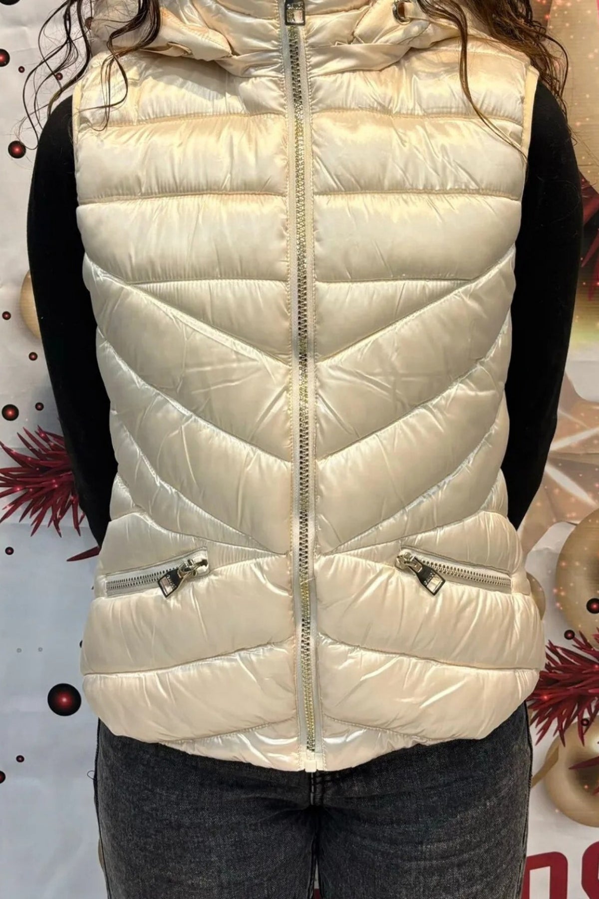 Gilet imbottito Gaudi colore panna in nylon lucido con zip e cappuccio, giacca leggera e elegante di Moda-Mania.