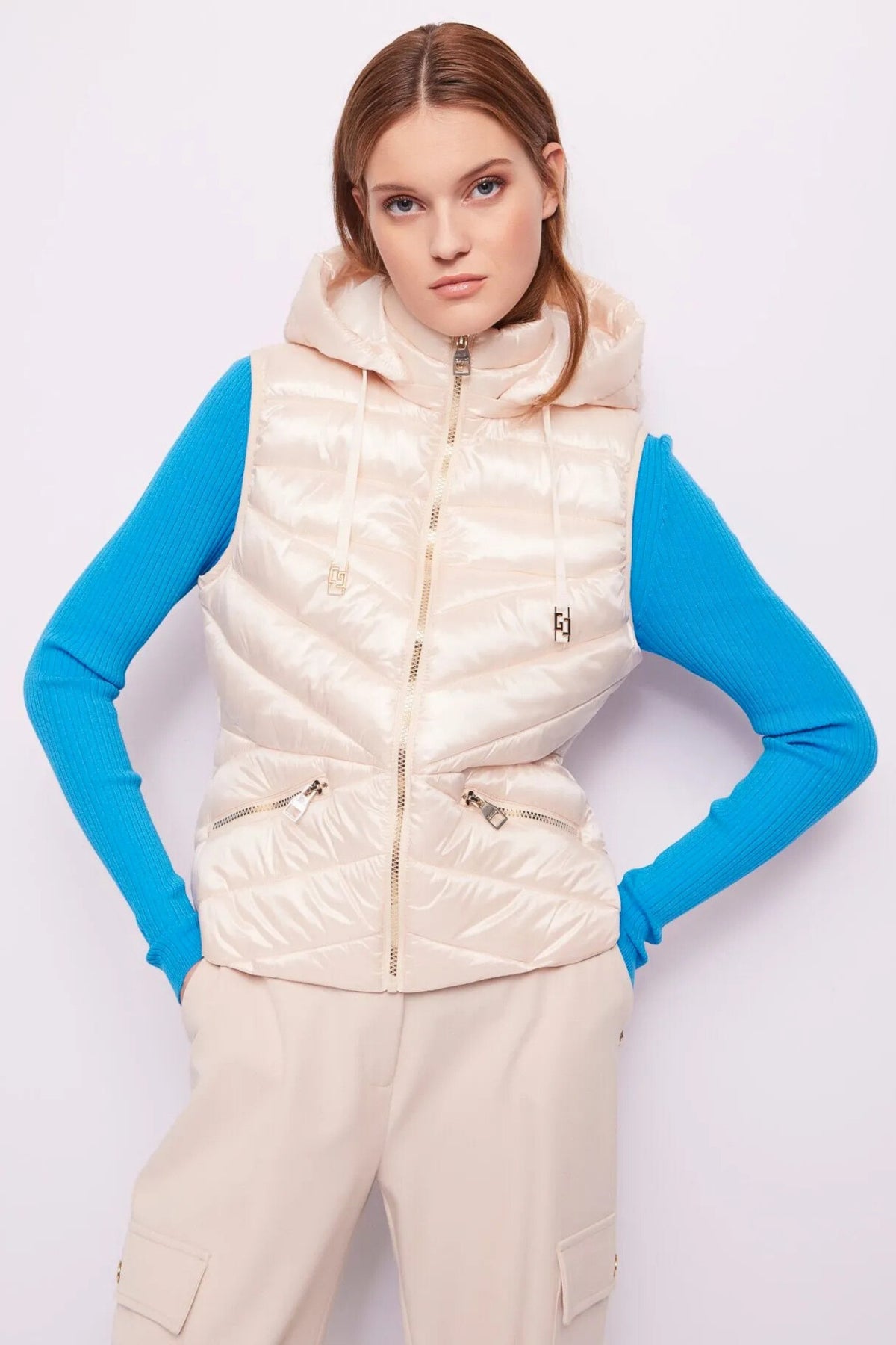 Gilet imbottito Gaudi colore panna in nylon lucido con zip e cappuccio, vestibilità moderna, perfetto per la stagione fredda.