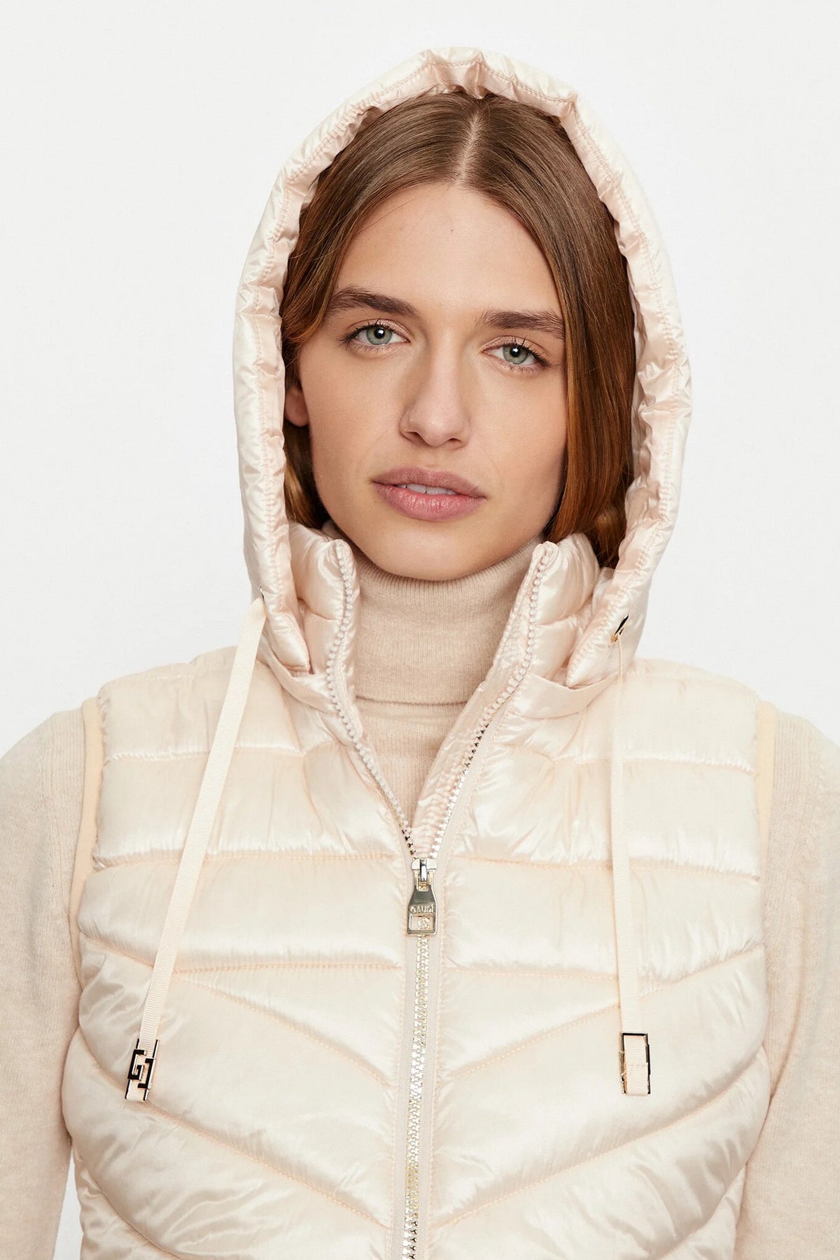 Gilet imbottito Gaudi colore panna in nylon lucido con zip e cappuccio, giacca leggera e elegante.