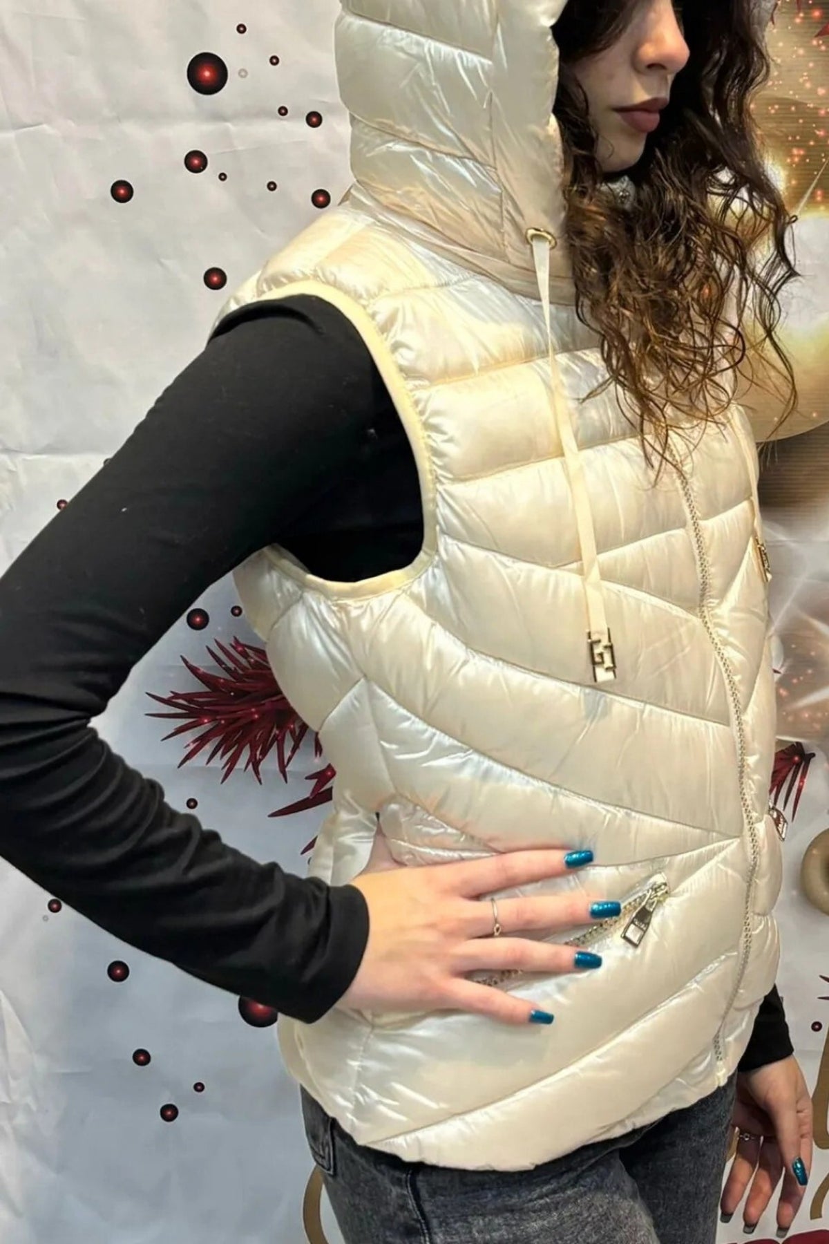 Gilet imbottito Gaudi colore panna in nylon lucido con zip e cappuccio, giacca leggera e elegante di Moda-Mania.