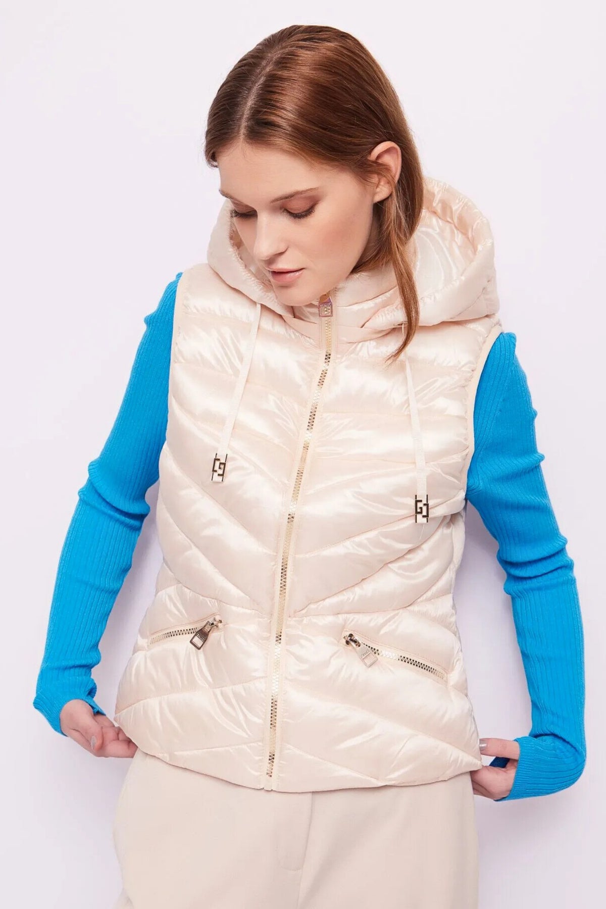 Gilet imbottito Gaudi colore panna in nylon lucido con zip e cappuccio, giacca moda-Mania per look casual e elegante