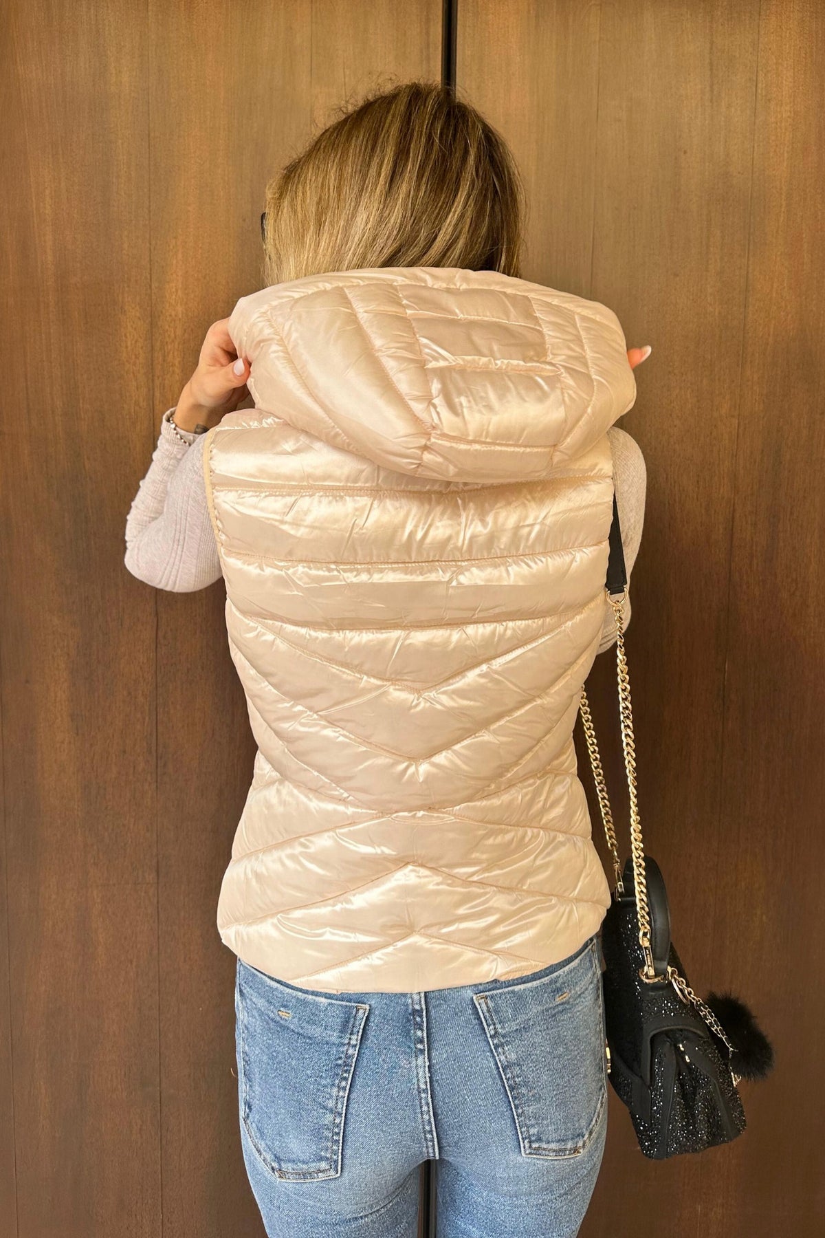 Gilet imbottito Gaudi colore panna in nylon lucido con zip e cappuccio, perfetto per capispalla eleganti e pratici.